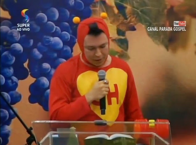 pastor vestido como el chapulin colorado