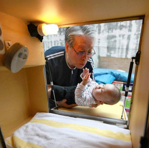 pastor recoge bebes