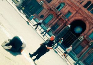 pastor ora frente a casa rosada