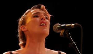 cantante-francesa-muere-en-pleno-co