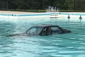 El automóvil aterrizó en la Piscina del