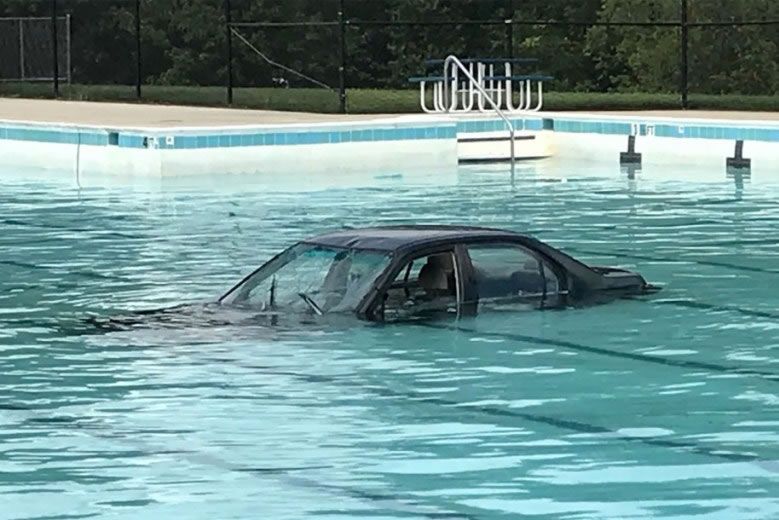 El automóvil aterrizó en la Piscina del