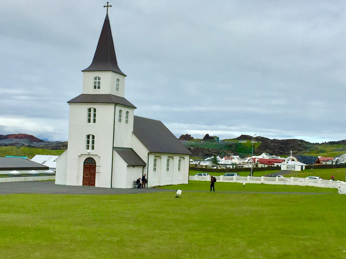 Vestmannaeyjar-Islandia-iglesia-cementerio