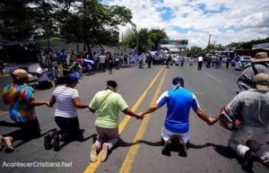 cristianos-orando-calle