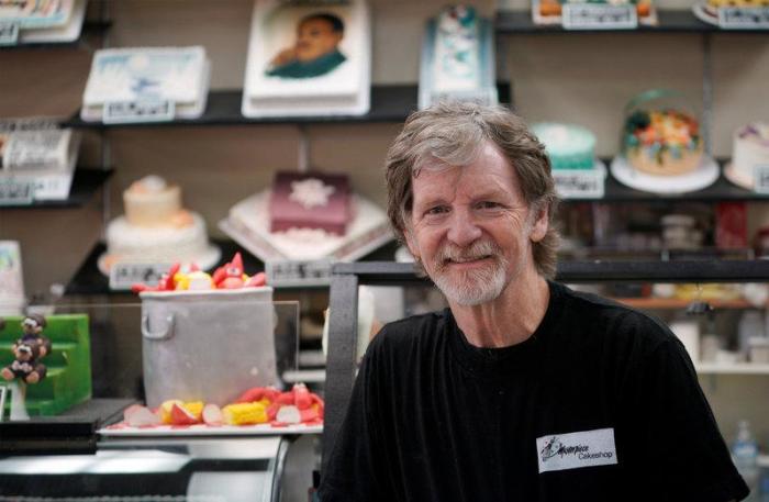 usBaker Jack Phillips poses in his Masterpiece Cakeshop in Lakewood