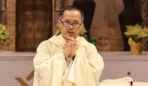 sacerdote-catolico-misa