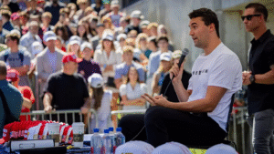 Charlie Kirk dando una charla en Utah