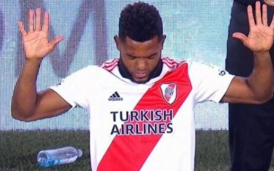 «Dios es lo más importante», Futbolista colombiano ora a Dios antes de debutar en River Plate