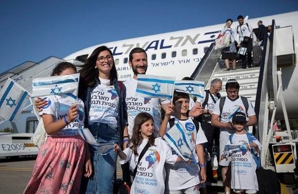 Judios llegando a Israel, su tierra.
