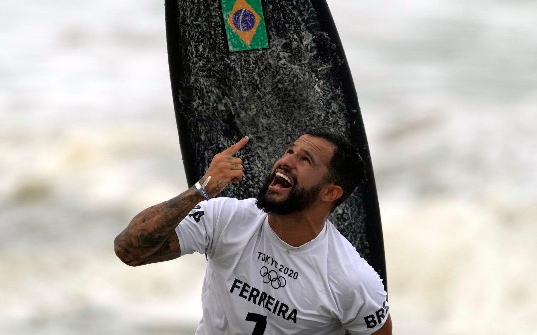 Primer medallista de oro olímpico de surf dice que ganó tras orar cada mañana a las 3 am